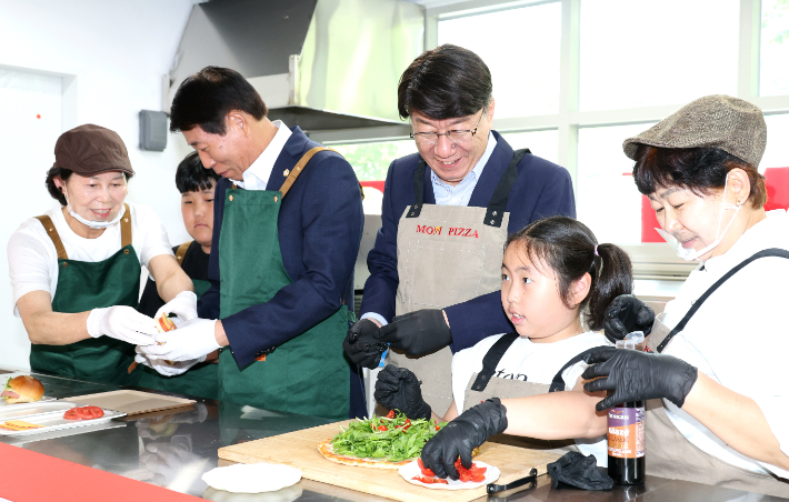 17일 전주시니어클럽에서 열린 '전주 함께 힘 피자' 사업 발대식에서 우범기 전주시장(왼쪽 네 번째), 남관우 전주시의회 의장(왼쪽 세 번째)이 피자를 만들고 있다. 전주시 제공