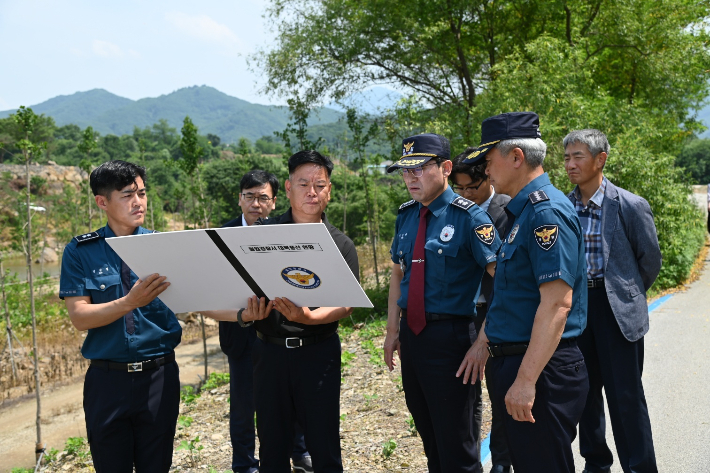 엄성규 강원경찰청장은 17일 강원 접경지역인 철원을 찾아 민간단체의 대북전단 살포에 대비한 현장 점검을 실시했다. 강원경찰청 제공
