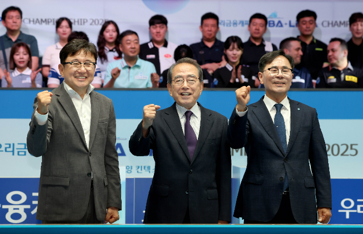 프로당구협회(PBA) 장상진 부총재(왼쪽부터), 김영수 총재, 우리금융캐피탈 기동호 대표이사가 17일 새 시즌 개막전인 '우리금융캐피탈 PBA 챔피언십 2025' 개막식에서 기념 촬영을 하고 있다. PBA