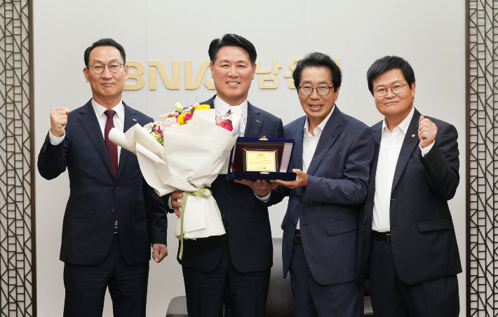 BNK경남은행 구태근 상무, BNK경남은행 김태한 은행장, 경상남도육상연맹 장운익 선거운영위원장, 경상남도육상연맹 유헌태 부회장. 경남은행 제공 