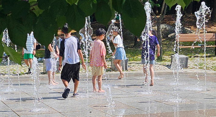 무더위 이어지다 19~20일 장마…'호우경보'급 많은 비
