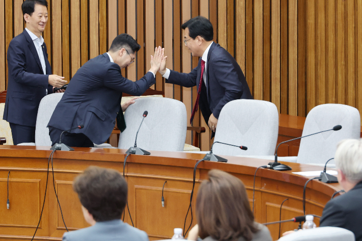 국민의힘 송언석 신임 원내대표가 17일 서울 여의도 국회에서 열린 초선 의원들과의 간담회에서 박준태 의원 등 참석자들과 손바닥을 부딪치며 인사하고 있다. 연합뉴스