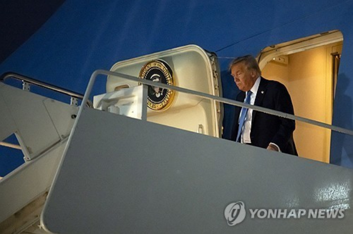 트럼프 "이란 최고지도자 소재 알고 있어…무조건 항복해야"