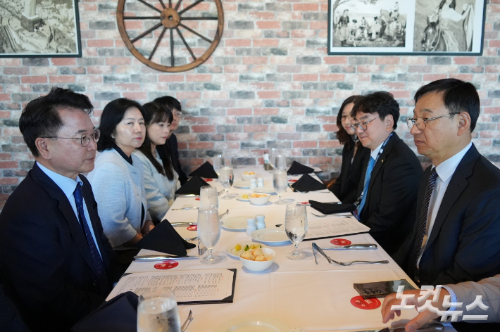 육동한 춘천시장이 지난 16일(현지시간) 미국 보스턴에서 전윤종 한국산업기술기획평가원(KEIT) 원장과 오찬을 겸한 면담을 가졌다. 진유정 기자