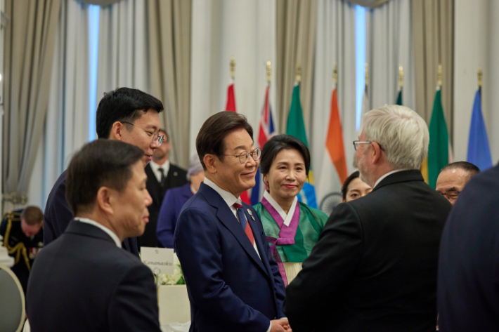 이재명 대통령이 16일(현지시간) 캐나다 캘커리 한 호텔에서 열린 캐나다 총독 내외 주최 주요 7개국(G7) 정상회의 초청국 리셉션에서 참석자들과 대화하고 있다. 연합뉴스