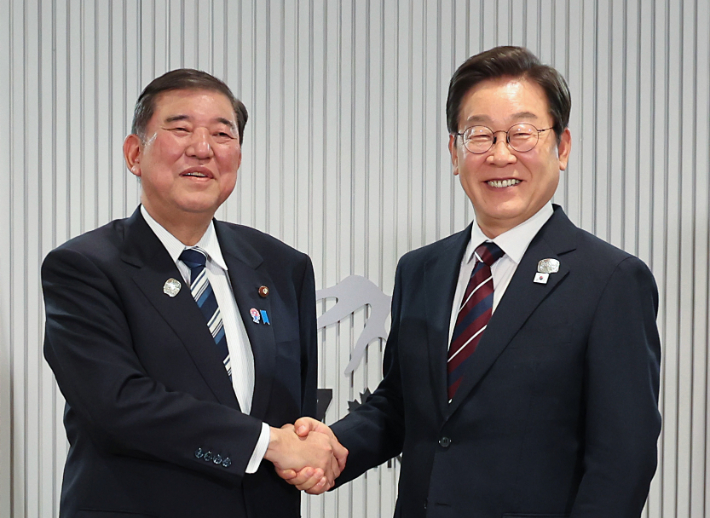 韓日정상 "셔틀외교 재개…미래지향적 관계 만들자"