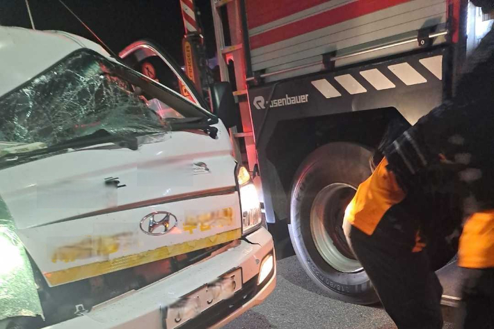 18일 오전 2시 58분쯤 강원 춘천시 신동면 팔미교차로 인근에서 1t 트럭이 앞서가던 5t 트럭을 들이받았다. 강원소방본부 제공