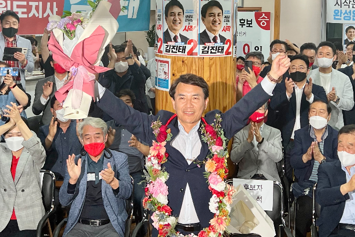 2022년 제8회 전국동시지방선거에서 당선이 확정되자 지지자들과 함께 환호하고 있는 김진태 강원도지사. 선거캠프 제공 