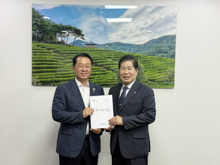 왼쪽부터 문금주 의원, 공영민 군수. 고흥군 제공