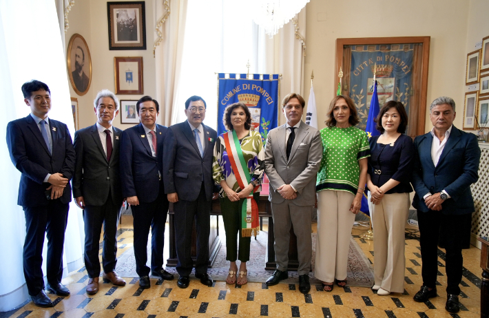 주낙영 경주시장과 임활 경주시의회 부의장, 안드레이아 에스포지토 폼페이시 시장대행이 폼페이 시청에서 자매결연 40주년 기념 교류협정 체결 후 기념사진을 촬영하고 있다. 경주시 제공 