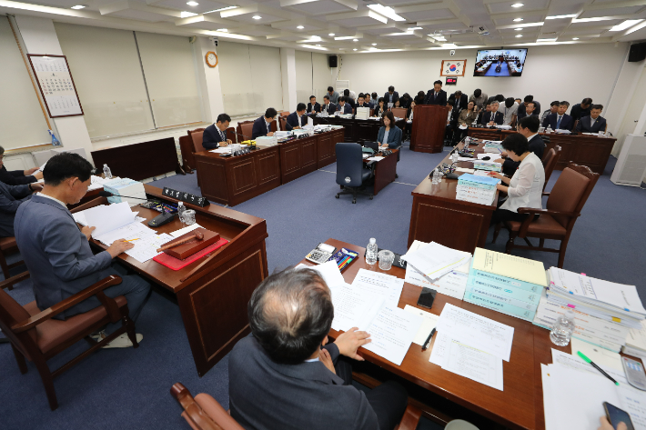 제주도의회 행정자치위원회 제439회 정례회 회의 모습. 도의회 
