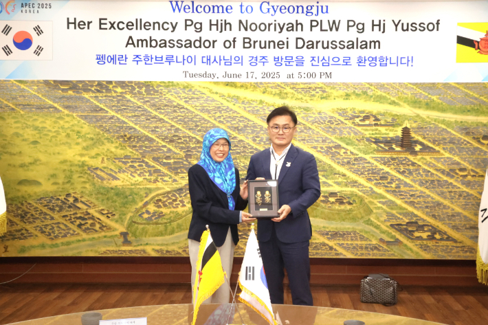 펭에란 하자 누리야 유소프 주한 브루나이대사(왼쪽)와 송호준 경주부시장이 경주시청에서 환담을 나눈 뒤 기념품을 교환하고 있다. 경주시 제공