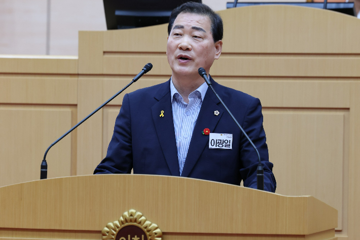 전라남도의회 이광일 의원(더불어민주당·여수 1)이 17일 열린 제391회 정례회 제2차 본회의에서  '해양수산 공공기관 전남 이전 촉구 건의안'에 대해 발언하고 있다. 전남도의회 제공