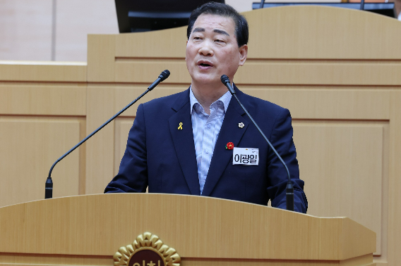 전라남도의회 이광일 의원(더불어민주당·여수 1)이 17일 열린 제391회 정례회 제2차 본회의에서  '해양수산 공공기관 전남 이전 촉구 건의안'에 대해 발언하고 있다. 전남도의회 제공