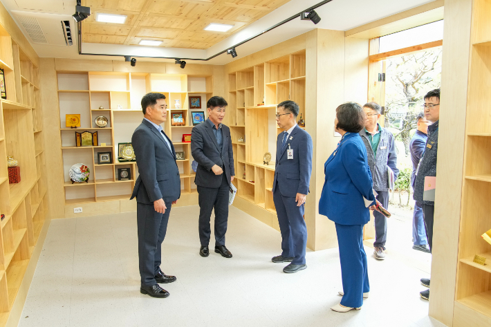 경주시의회 행정복지위원회가 국제문화교류관을 현장 점검하고 있다. 경주시의회 제공