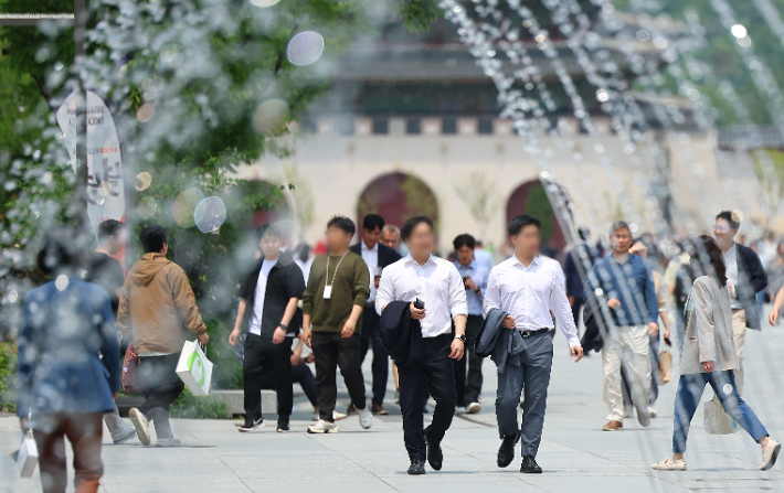 전문가들은 지방소멸 해법에 대해 "일자리를 포함해 지역 내 잔류할 요인을 만들어야 한다"고 입을 모았다. 사진은 서울 광화문광장에서 직장인들이 산책하는 모습. 연합뉴스