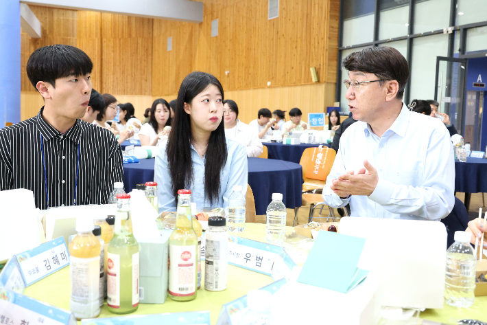 18일 전주대 하림미션홀에서 열린  '청춘살롱: 청년들의 잡(job)담회'에서 우범기 시장(오른쪽 첫 번째)과 지역 청년들이 진로 문제에 대해 대화를 나누고 있다. 전주시 제공