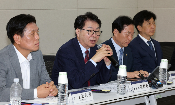 국정기획위원회 이한주 위원장이 18일 정부세종컨벤션센터에서 열린 경제1분과 기획재정부 업무보고에서 인사말을 하고 있다. 연합뉴스