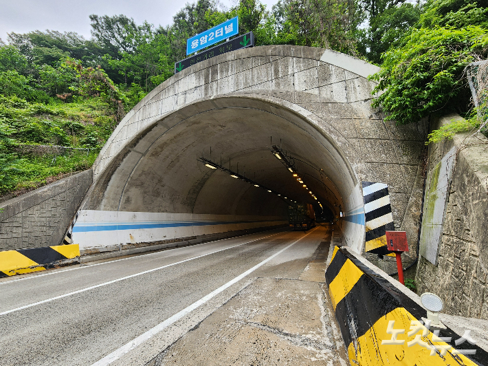 용암2터널 출입구. 대형 트럭이 진입하고 있지만, 어두운 조명 탓에 잘 보이지 않는다. 김대한 기자