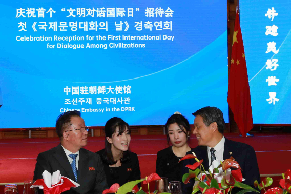 김선경 북한 외무성 부상(왼쪽)과 왕야쥔 주북 중국대사(오른쪽). 주북 중국대사관 제공