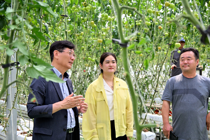최훈식 장수군수(왼쪽 첫 번째)가 지난 17일 외국인 계절근로자가 일하는 농가를 찾아 근로 환경을 살피고 있다. 장수군 제공