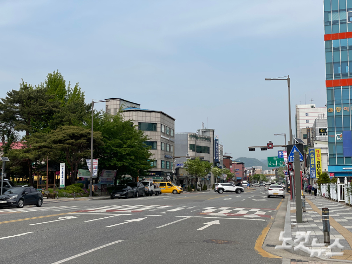 강원특별자치도 내 인구감소지역으로 선정된 홍천군의 평일 한낮 모습. 지나가는 사람이 없이 거리가 한산하다. 홍천=최보금 기자