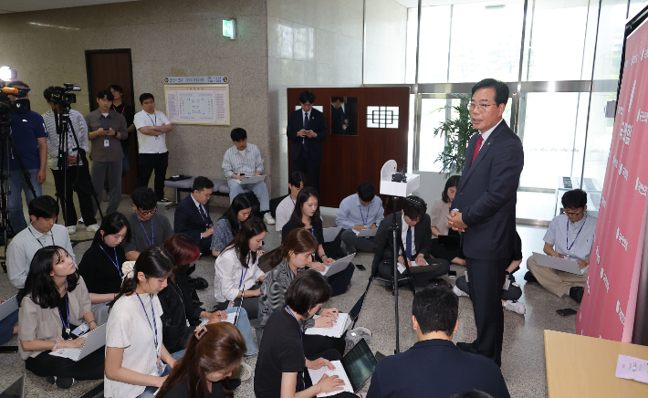 국민의힘 송언석 원내대표가 18일 국회 원내대표실에서 당 3선, 4선 의원들과 간담회를 마친 뒤 발언하고 있다. 연합뉴스