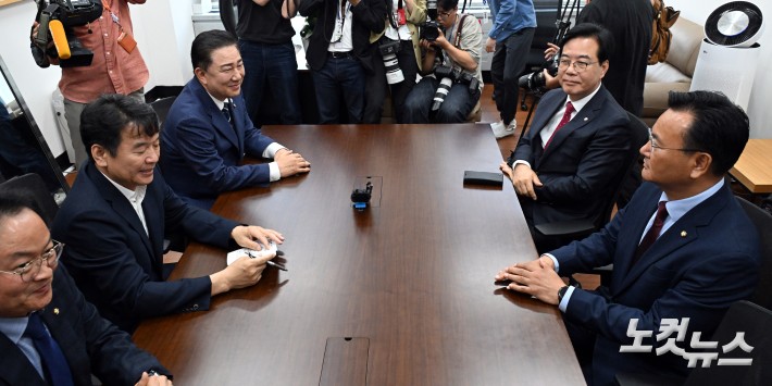 더불어민주당 김병기 당대표 직무대행 겸 원내대표와 국민의힘 송언석 원내대표가 18일 오후 서울 여의도 국회에서 회동을 하고 있다.