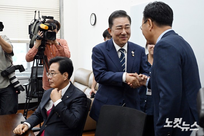 18일 오후 서울 여의도 국회에서 여야 원내대표가 회동을 가진 가운데 국민의힘 원내수석부대표 겸 법사위 야당 간사를 맡고 있는 유상범 의원이 참석하며 더불어민주당 김병기 당대표 직무대행 겸 원내대표(가운데)와 악수를 하고 있다. (왼쪽 국민의힘 송언석 원내대표)
