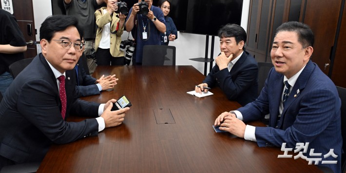 더불어민주당 김병기 당대표 직무대행 겸 원내대표와 국민의힘 송언석 원내대표가 18일 오후 서울 여의도 국회에서 회동을 하고 있다.