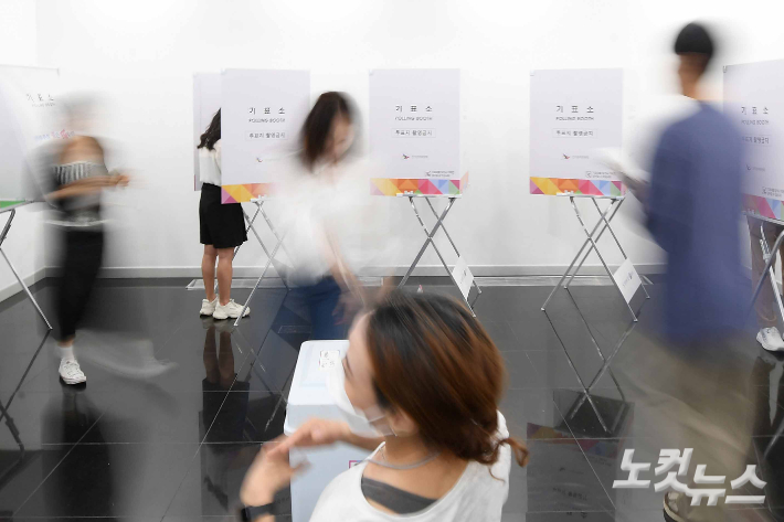 "나 대신 투표 참관해줘" 선관위, 지인 대신 보낸 여성 경찰에 고발