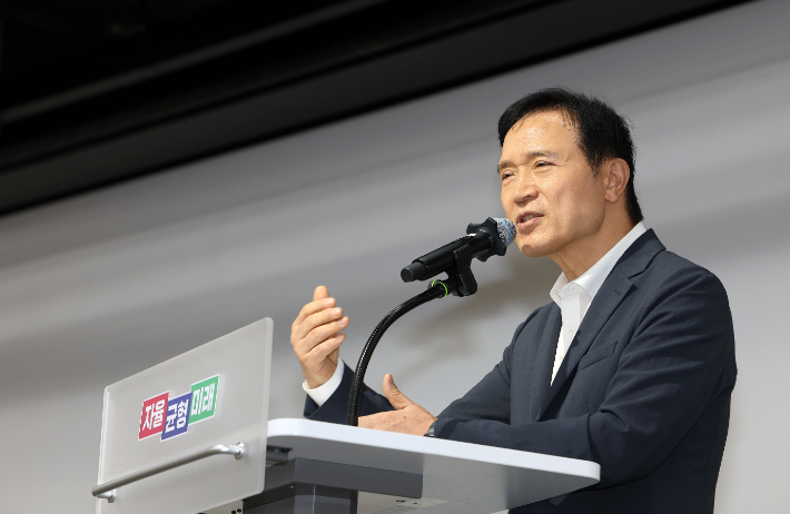 임태희 경기도교육감이 '하이러닝 AI 서논술형 평가 시스템' 도입 취재에 대해 설명하고 있다. 경기도교육청 제공