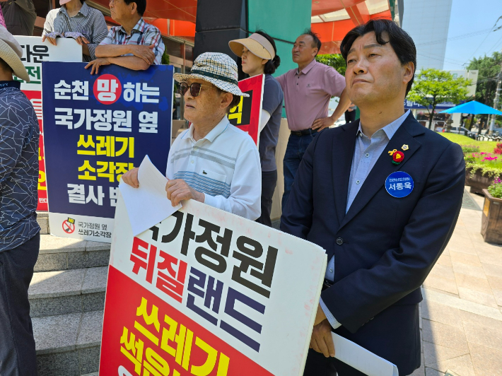 서동욱 전남도의원(우측)이 범시민연대 기자회견에서 발언을 경청하고 있다. 고영호 기자