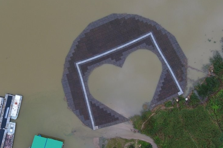 2020년 8월 11일 강원 춘천시 삼천동 옛 중도배터 인근 의암호에 하트 모양의 인공 수초섬이 임시 계류돼 있다. 춘천시는 의암호 수질을 개선하고 경관 가치를 높이고자 인공 수초섬 2개를 조성 중이었으나 이 중 하나가 급류에 떠내려가 사고를 일으켰다. 연합뉴스