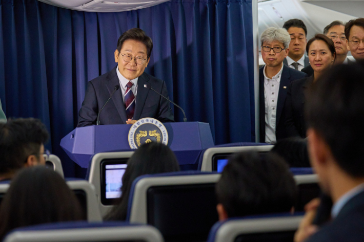 "마칠 때 지지율 더 높았다"는 李대통령, 경기지사 시절 어땠나[오목조목]