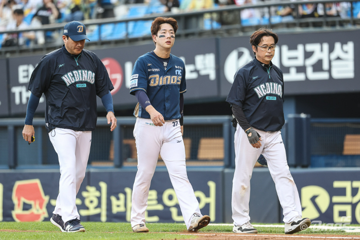 NC 박건우(가운데)가 17일 LG와 원정에서 2회초 상대 선발 에르난데스의 속구에 헬멧을 맞고 쓰러진 뒤 대주자로 교체돼 더그아웃으로 들어가는 모습. NC