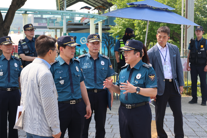 김호승 경기북부경찰청장이 18일 파주시 문산읍 임진각 납북자기념관 일대를 방문해 대북전단 살포 예방을 위해 현장에 배치된 일선 직원들을 격려하고 현장 대응 태세를 점검했다. 경기북부경찰청 제공