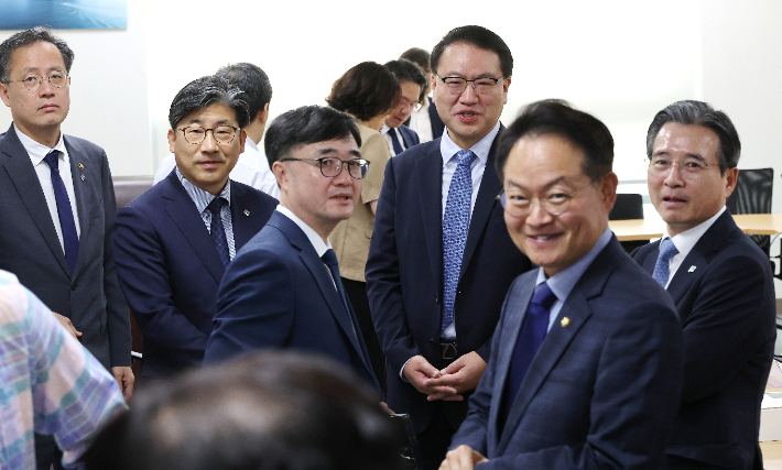 대통령실 김용범 정책실장(오른쪽)과 더불어민주당 허영 원내정책수석부대표(오른쪽 두번째) 등이 18일 서울 여의도 국회 의원회관에서 대통령실과 정부, 여당 등이 함께하는 추경안 관련 비공개 회의에 참석해 대화하고 있다. 연합뉴스