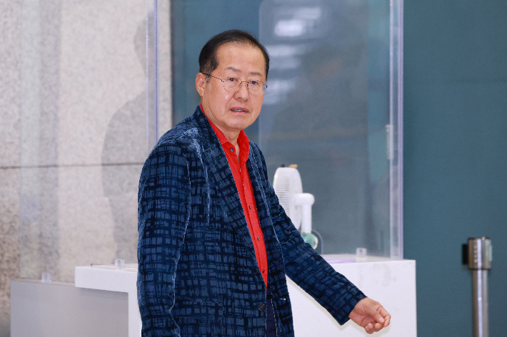 홍준표 전 대구시장 귀국     (영종도=연합뉴스) 신현우 기자 = 홍준표 전 대구시장이 17일 인천국제공항 제1여객터미널을 통해 귀국하고 있다. 홍 전 시장은 지난 4월 국민의힘 대선 후보 경선에서 패배한 뒤 탈당하고 미국 하와이에 머물렀다. 2025.6.17     nowwego@yna.co.kr (끝)   <저작권자(c) 연합뉴스, 무단 전재-재배포, AI 학습 및 활용 금지> 연합뉴스