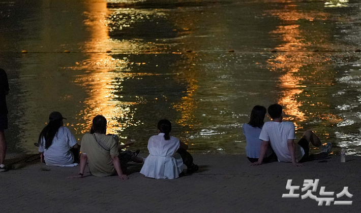 더위를 식히고 있는 시민들. 박종민 기자