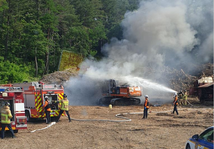 소방관들이 굴착기 화재를 진화하고 있다. 경북소방본부 제공