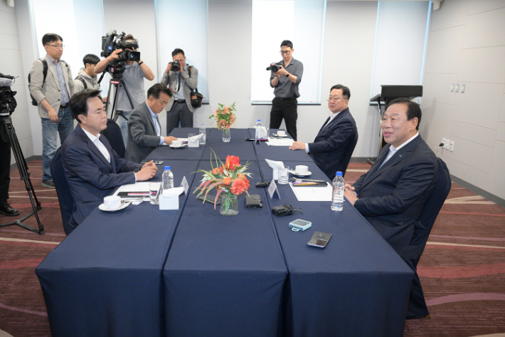 충청권 광역단체장들이 19일 세종의 한 호텔에서 모임을 갖고 '해수부 부산 이전' 등 충청권 현안을 두고 의견을 나눴다. 세종시 제공