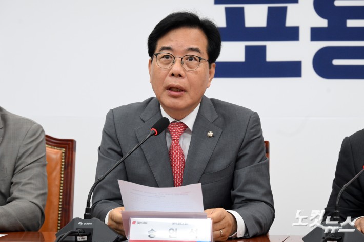 국민의힘 송언석 원내대표가 19일 서울 여의도 국회에서 열린 비리백화점 이재명 정부 인사청문회 대책회의에서 발언을 하고 있다.