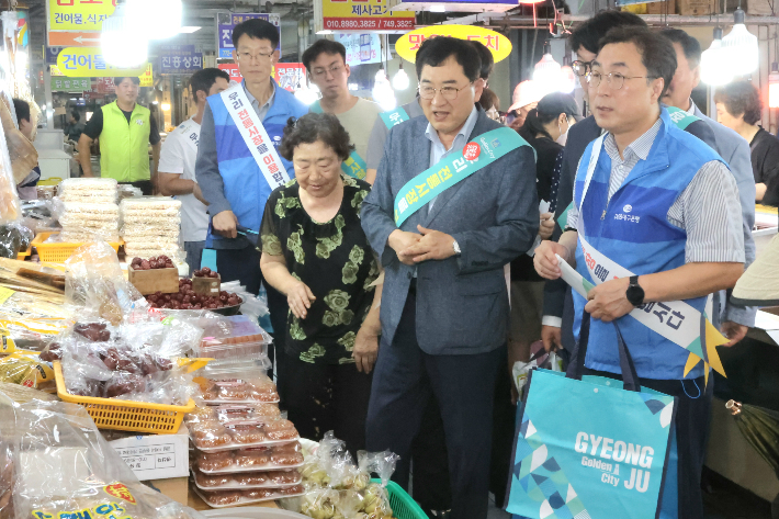 주낙영 경주시장이 성동시장에서 경주페이와 온누리상품권을 이용해 전통시장 장보기 행사를 갖고 있다. 경주시 제공