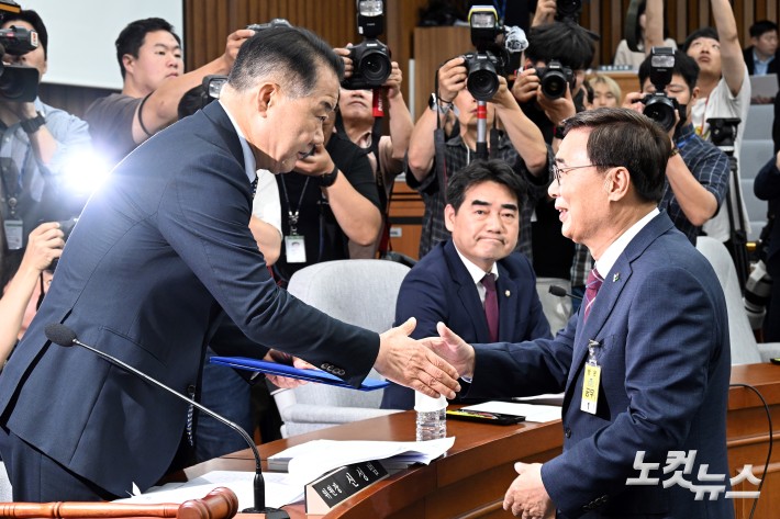 이종석 국가정보원장 후보자가 19일 서울 여의도 국회에서 열린 인사청문회에서 선서를 마치고 신성범 위원장에게 선서문을 전달하고 있다.