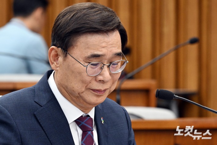 이종석 국가정보원장 후보자가 19일 서울 여의도 국회에서 열린 인사청문회에서 생각에 잠겨있다.