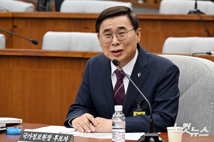 이종석 국가정보원장 후보자가 19일 서울 여의도 국회에서 열린 인사청문회에서 의원 질의에 답변을 하고 있다.