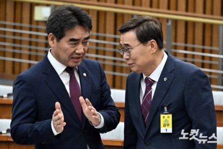 대화하는 국민의힘 이성권 의원-이종석 국가정보원장 후보자