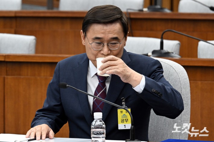 이종석 국가정보원장 후보자가 19일 서울 여의도 국회에서 열린 인사청문회에서 물을 마시고 있다.