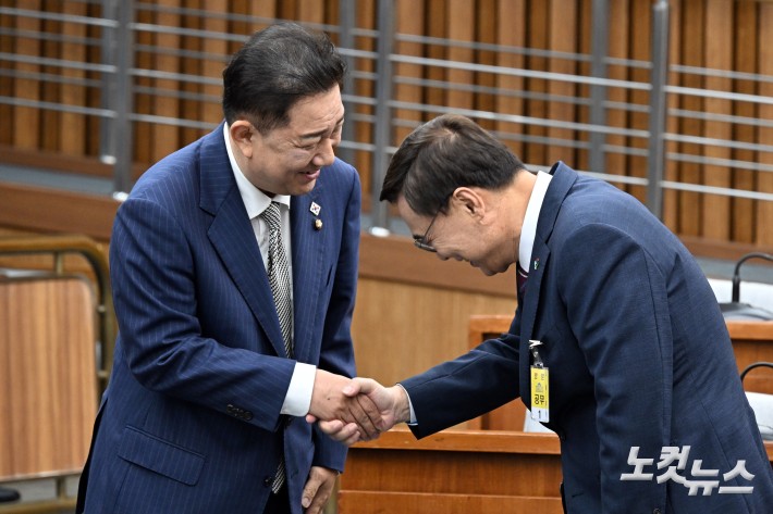 이종석 국가정보원장 후보자(오른쪽)가 19일 서울 여의도 국회에서 열린 인사청문회에서 더불어민주당 김병기 당대표 직무대행 겸 원내대표와 인사를 하고 있다.